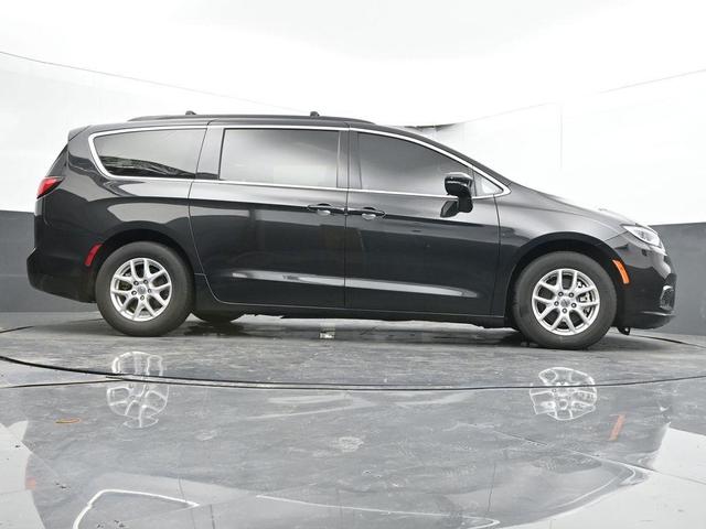 Photo of 2022 Brilliant Black Crystal Pearlcoat Chrysler Pacifica