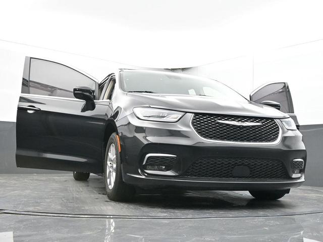 Photo of 2022 Brilliant Black Crystal Pearlcoat Chrysler Pacifica