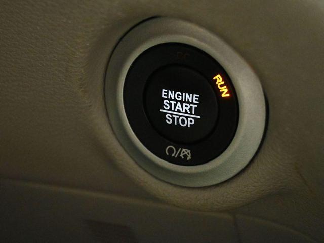 Photo of 2022 Brilliant Black Crystal Pearlcoat Chrysler Pacifica