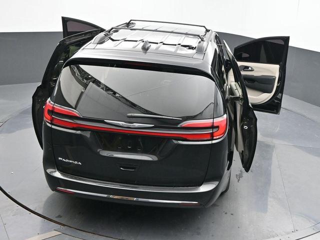 Photo of 2022 Brilliant Black Crystal Pearlcoat Chrysler Pacifica