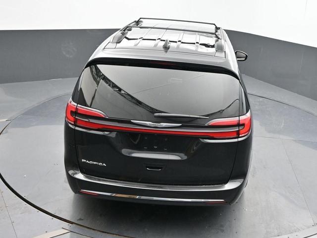 Photo of 2022 Brilliant Black Crystal Pearlcoat Chrysler Pacifica