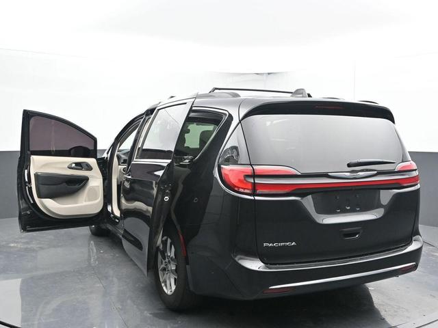 Photo of 2022 Brilliant Black Crystal Pearlcoat Chrysler Pacifica