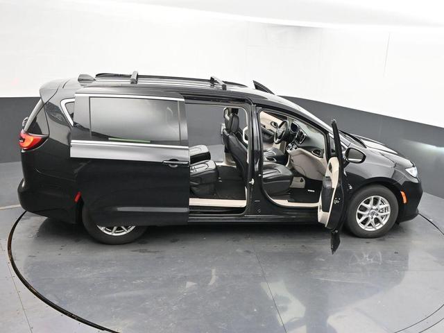 Photo of 2022 Brilliant Black Crystal Pearlcoat Chrysler Pacifica