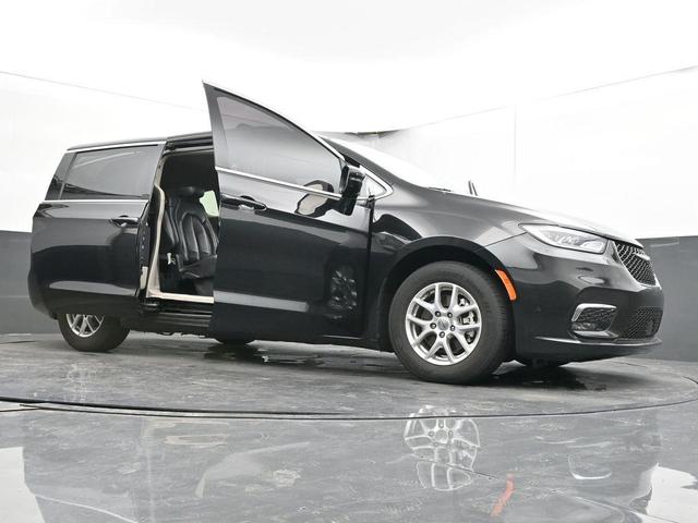 Photo of 2022 Brilliant Black Crystal Pearlcoat Chrysler Pacifica