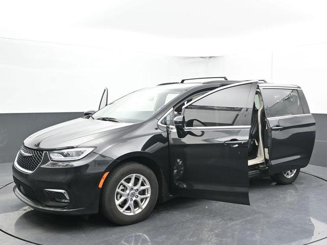 Photo of 2022 Brilliant Black Crystal Pearlcoat Chrysler Pacifica