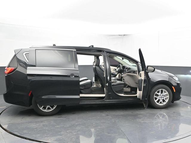 Photo of 2022 Brilliant Black Crystal Pearlcoat Chrysler Pacifica