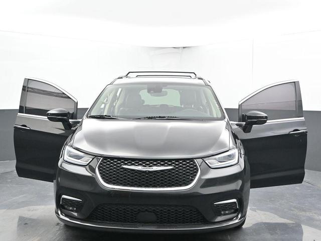 Photo of 2022 Brilliant Black Crystal Pearlcoat Chrysler Pacifica