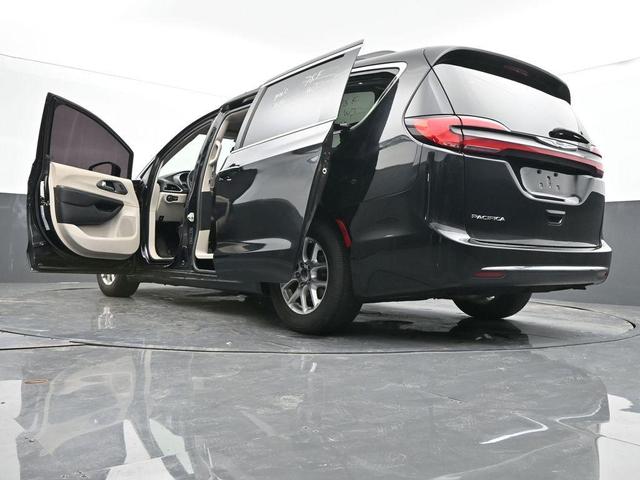 Photo of 2022 Brilliant Black Crystal Pearlcoat Chrysler Pacifica