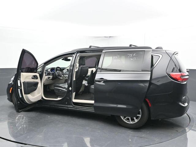 Photo of 2022 Brilliant Black Crystal Pearlcoat Chrysler Pacifica