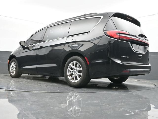 Photo of 2022 Brilliant Black Crystal Pearlcoat Chrysler Pacifica