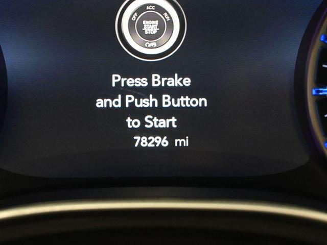 Photo of 2022 Brilliant Black Crystal Pearlcoat Chrysler Pacifica