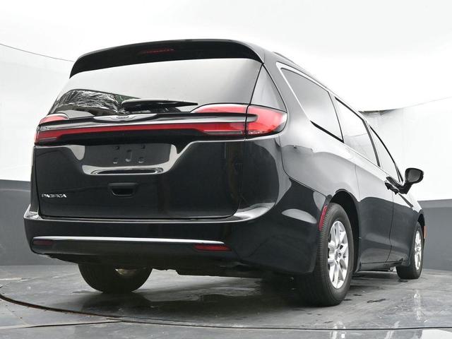 Photo of 2022 Brilliant Black Crystal Pearlcoat Chrysler Pacifica