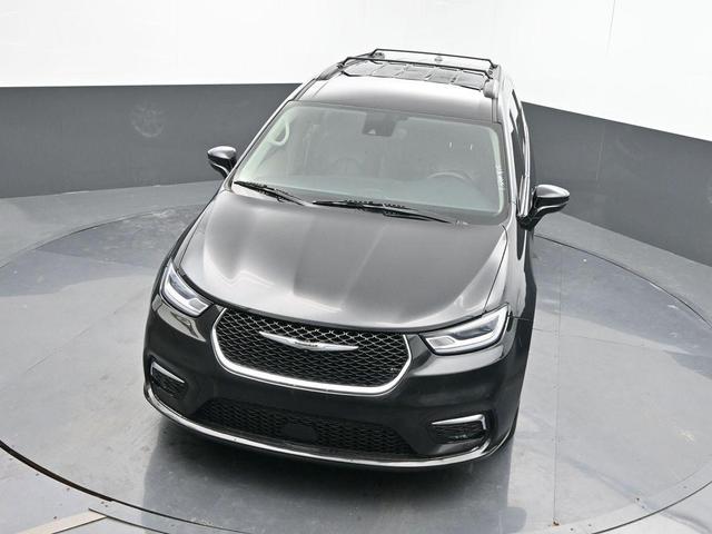 Photo of 2022 Brilliant Black Crystal Pearlcoat Chrysler Pacifica