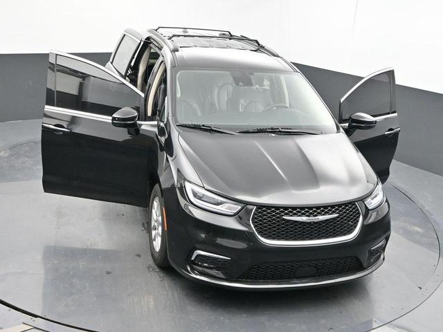 Photo of 2022 Brilliant Black Crystal Pearlcoat Chrysler Pacifica