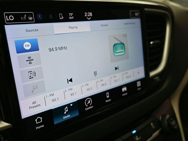 Photo of 2022 Brilliant Black Crystal Pearlcoat Chrysler Pacifica