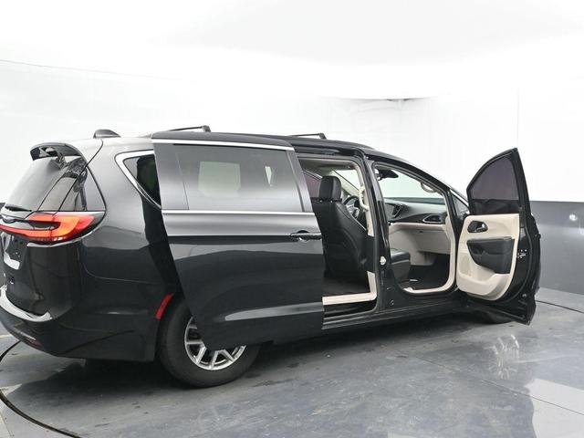 Photo of 2022 Brilliant Black Crystal Pearlcoat Chrysler Pacifica