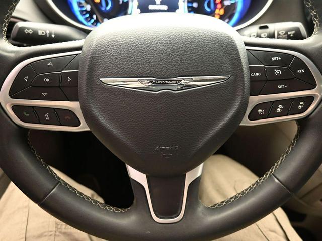 Photo of 2022 Brilliant Black Crystal Pearlcoat Chrysler Pacifica