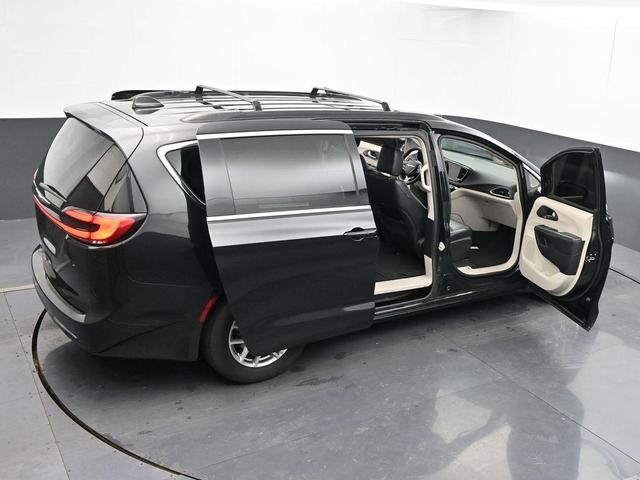 Photo of 2022 Brilliant Black Crystal Pearlcoat Chrysler Pacifica