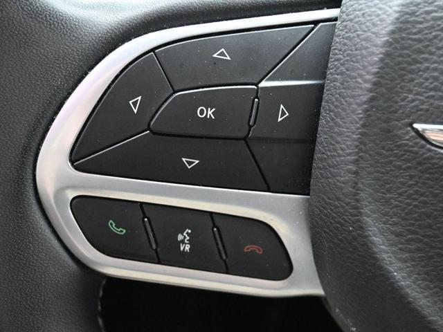 Photo of 2022 Brilliant Black Crystal Pearlcoat Chrysler Pacifica