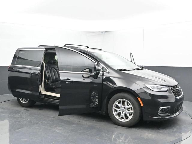 Photo of 2022 Brilliant Black Crystal Pearlcoat Chrysler Pacifica