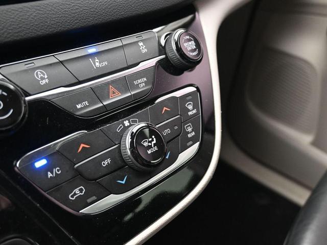 Photo of 2022 Brilliant Black Crystal Pearlcoat Chrysler Pacifica