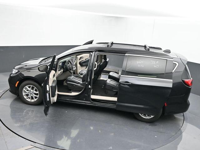 Photo of 2022 Brilliant Black Crystal Pearlcoat Chrysler Pacifica