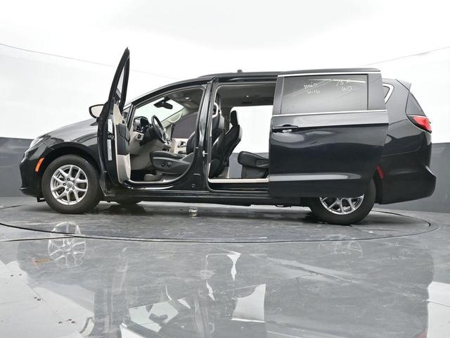 Photo of 2022 Brilliant Black Crystal Pearlcoat Chrysler Pacifica