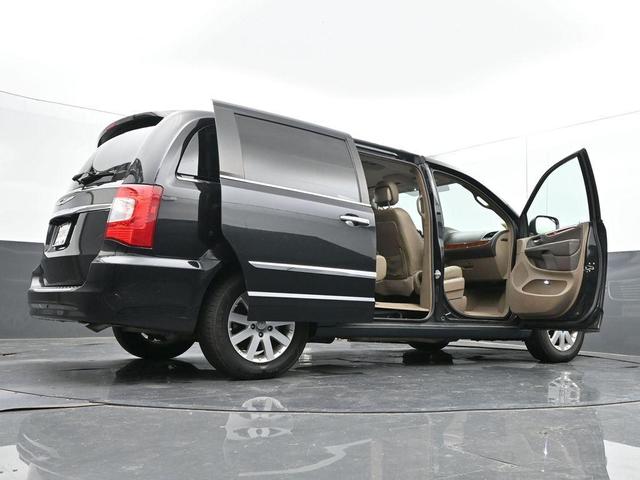 Photo of 2016 Brilliant Black Crystal Pearlcoat Chrysler Town & Country