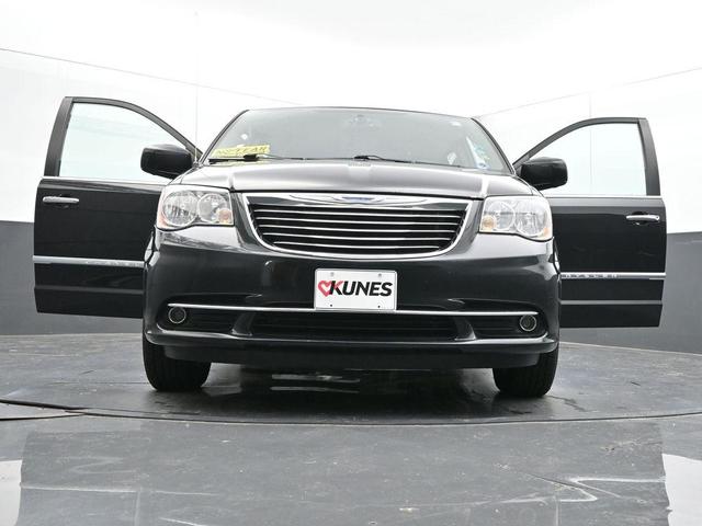 Photo of 2016 Brilliant Black Crystal Pearlcoat Chrysler Town & Country
