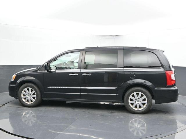 Photo of 2016 Brilliant Black Crystal Pearlcoat Chrysler Town & Country