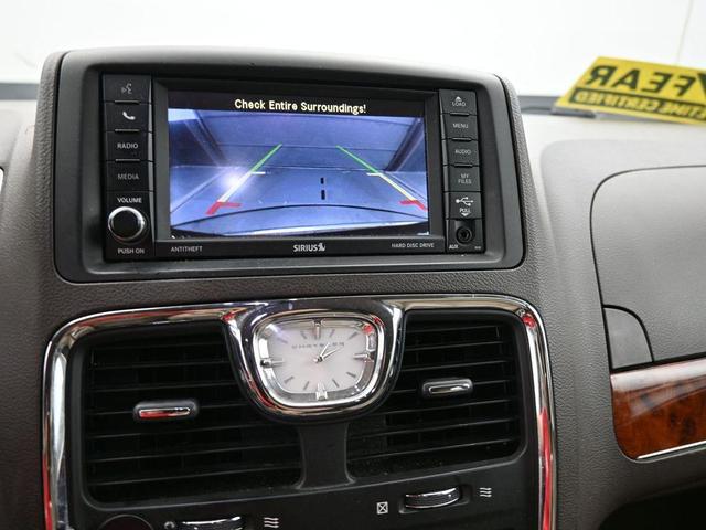 Photo of 2016 Brilliant Black Crystal Pearlcoat Chrysler Town & Country