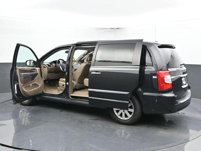 Photo of 2016 Brilliant Black Crystal Pearlcoat Chrysler Town & Country