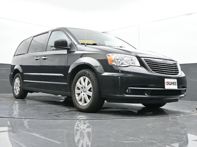 Photo of 2016 Brilliant Black Crystal Pearlcoat Chrysler Town & Country