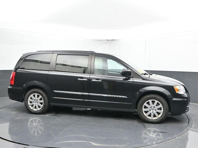 Photo of 2016 Brilliant Black Crystal Pearlcoat Chrysler Town & Country