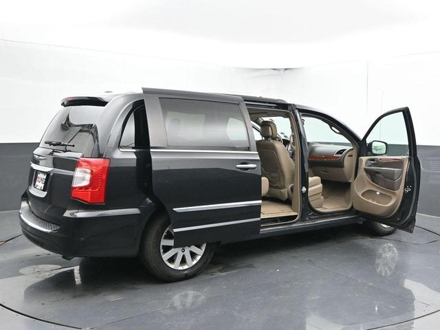 Photo of 2016 Brilliant Black Crystal Pearlcoat Chrysler Town & Country