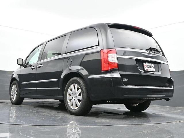 Photo of 2016 Brilliant Black Crystal Pearlcoat Chrysler Town & Country