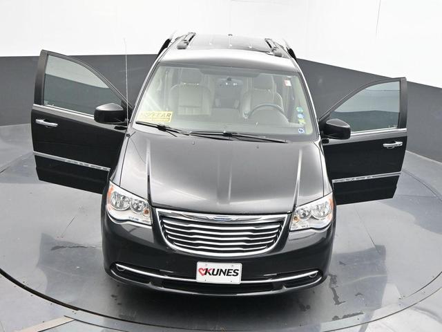 Photo of 2016 Brilliant Black Crystal Pearlcoat Chrysler Town & Country