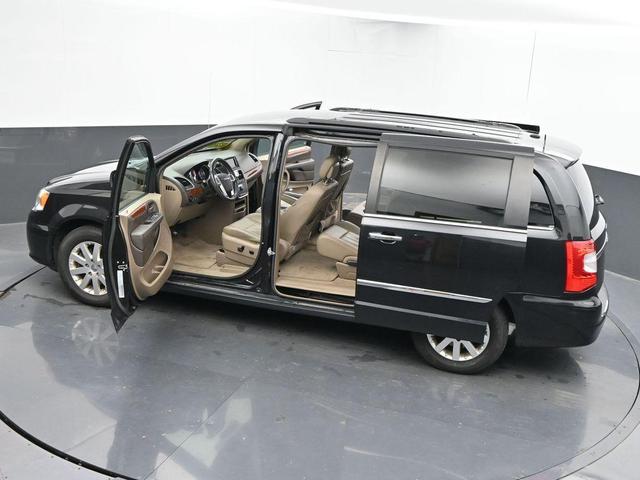 Photo of 2016 Brilliant Black Crystal Pearlcoat Chrysler Town & Country