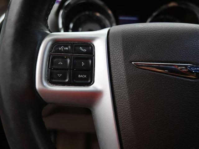 Photo of 2016 Brilliant Black Crystal Pearlcoat Chrysler Town & Country