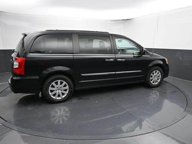 Photo of 2016 Brilliant Black Crystal Pearlcoat Chrysler Town & Country