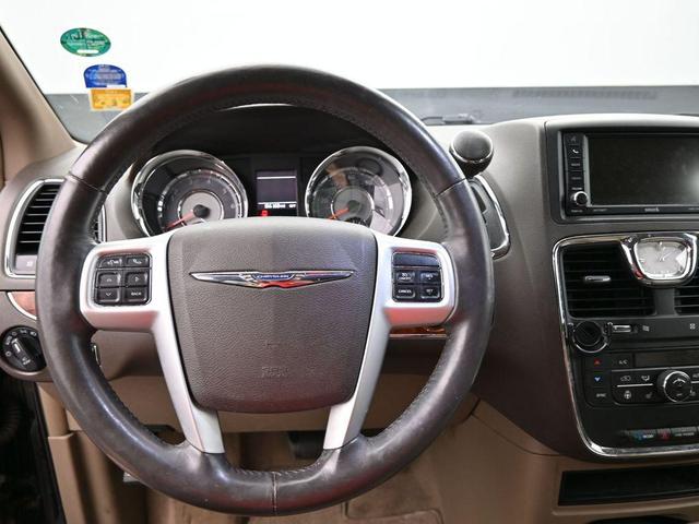 Photo of 2016 Brilliant Black Crystal Pearlcoat Chrysler Town & Country
