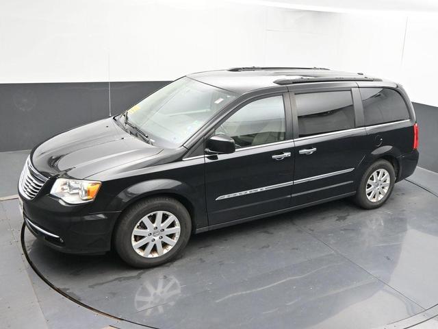 Photo of 2016 Brilliant Black Crystal Pearlcoat Chrysler Town & Country
