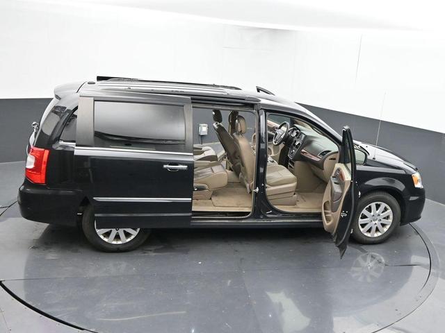 Photo of 2016 Brilliant Black Crystal Pearlcoat Chrysler Town & Country