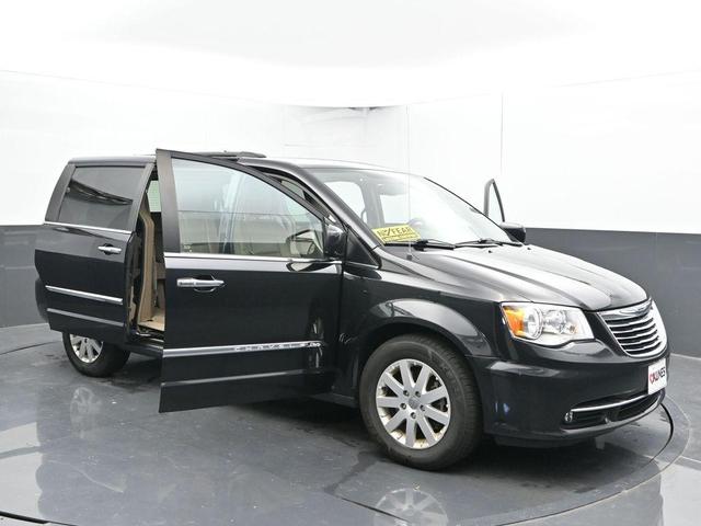 Photo of 2016 Brilliant Black Crystal Pearlcoat Chrysler Town & Country