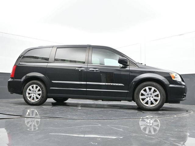 Photo of 2016 Brilliant Black Crystal Pearlcoat Chrysler Town & Country