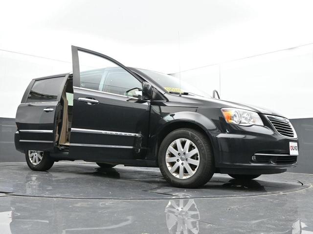 Photo of 2016 Brilliant Black Crystal Pearlcoat Chrysler Town & Country