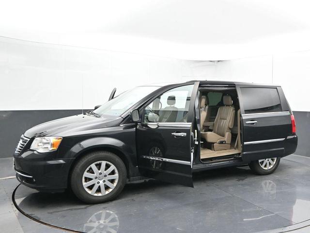 Photo of 2016 Brilliant Black Crystal Pearlcoat Chrysler Town & Country