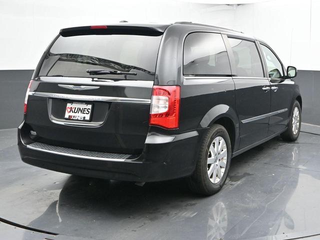 Photo of 2016 Brilliant Black Crystal Pearlcoat Chrysler Town & Country