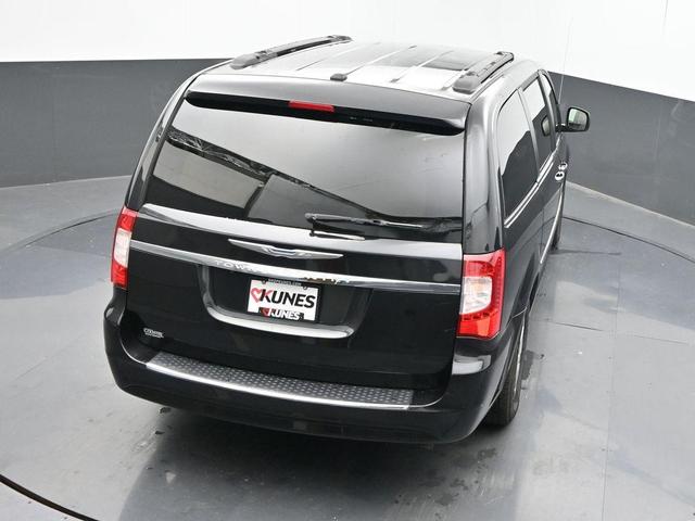 Photo of 2016 Brilliant Black Crystal Pearlcoat Chrysler Town & Country