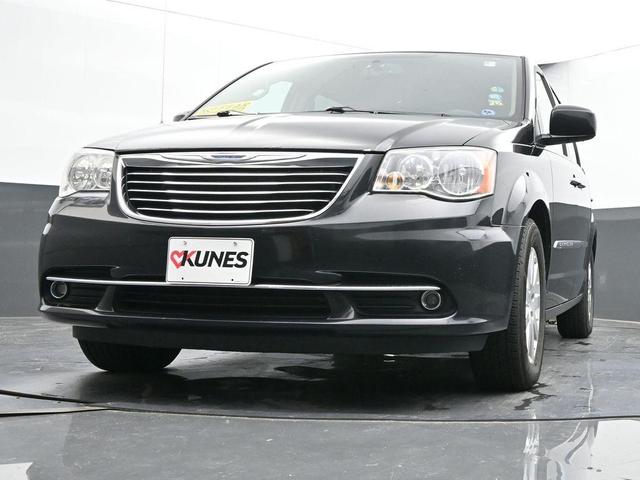 Photo of 2016 Brilliant Black Crystal Pearlcoat Chrysler Town & Country